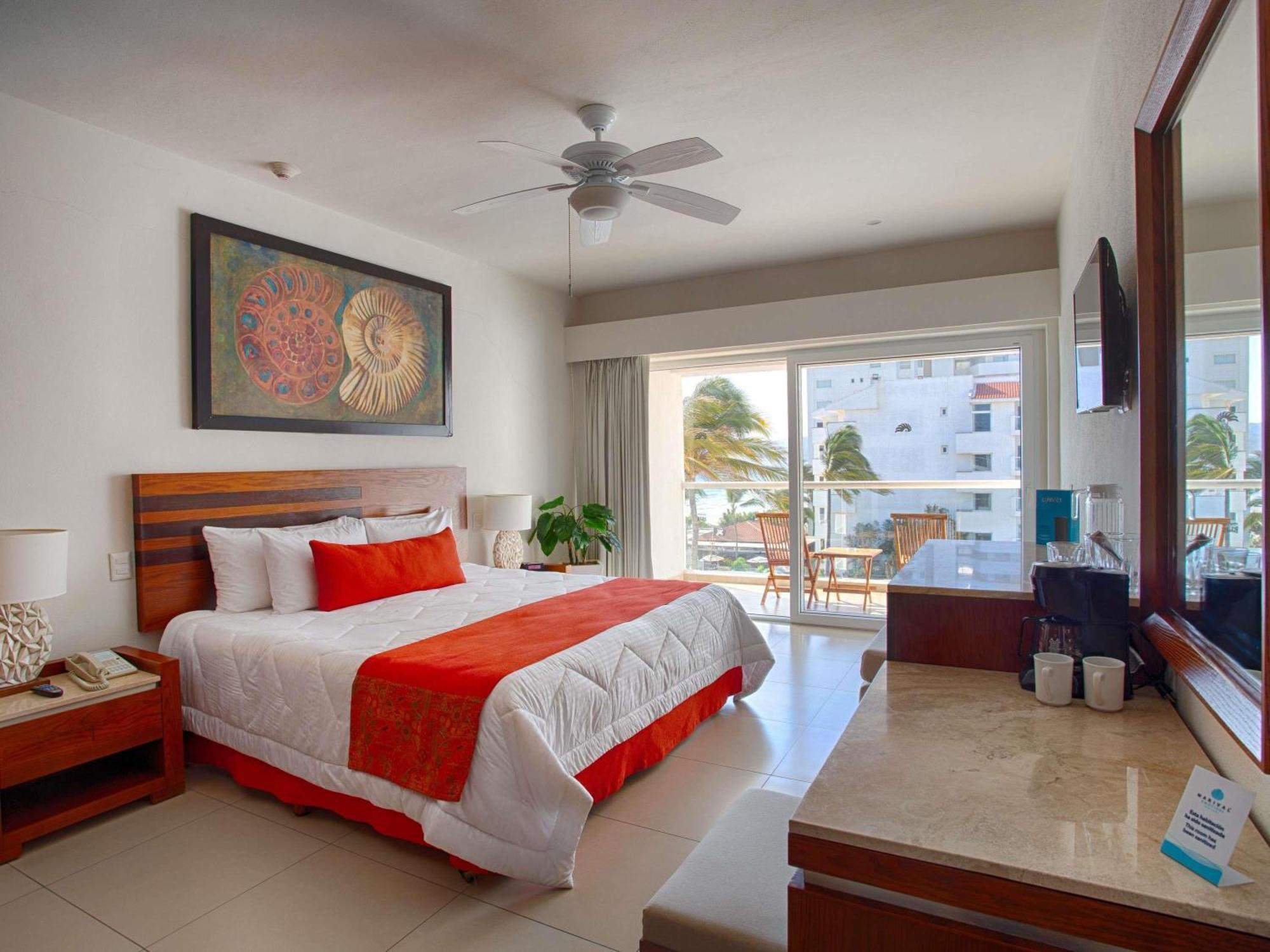 Resort Club King Room with Balcony and Bath Tub